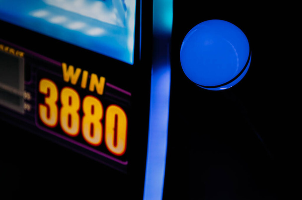 Casino jeux blackjack et machines à sous en attente pour les joueurs et les touristes de dépenser de l'argent. - Photo, image