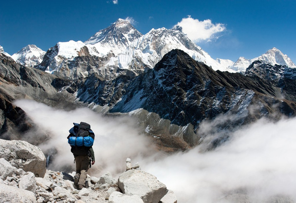 view of Everest from Gokyo with tourist - Foto, afbeelding