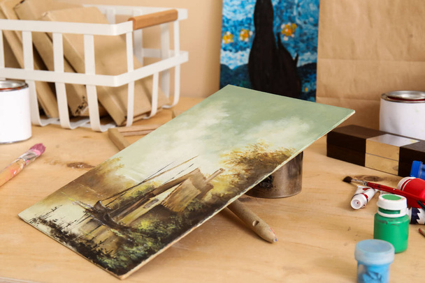 Tavolo con forniture dell'artista e immagine in studio - Foto, immagini