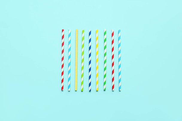 Different paper drinking straws on blue background - Fotó, kép