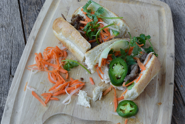 豚ロースのグリル Banh Mi サンドイッチ - 写真・画像