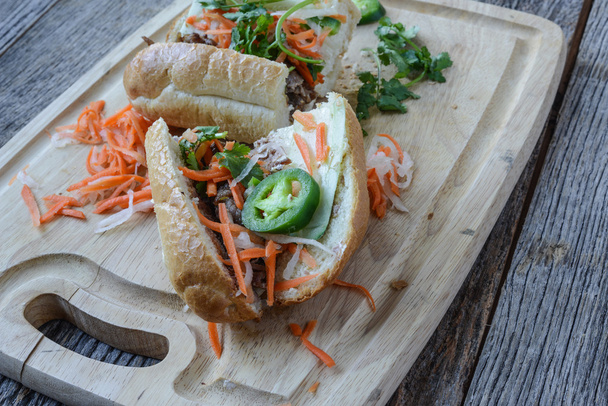 Grillezett sertés Banh Mi szendvics - Fotó, kép