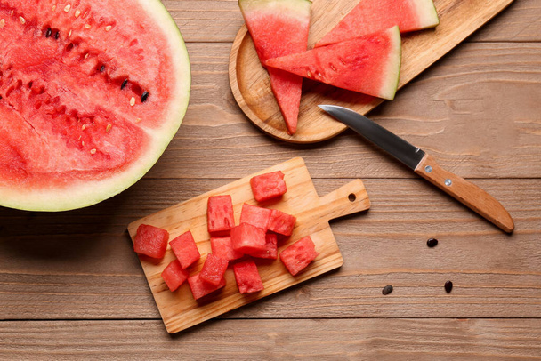 Polovina sladkého melounu a prken s kousky na dřevěném pozadí - Fotografie, Obrázek