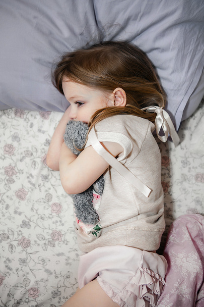 Yatak oynarken küçük kız - Fotoğraf, Görsel