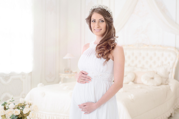 ευτυχισμένος έγκυος γυναίκα σε φωτεινούς εσωτερικούς χώρους - Φωτογραφία, εικόνα