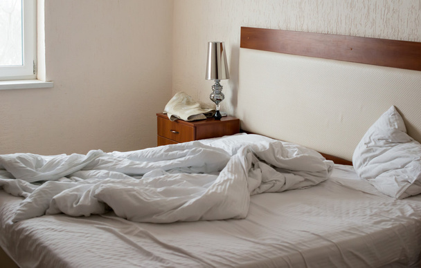 Łóżko w pokoju hotelowym - Zdjęcie, obraz