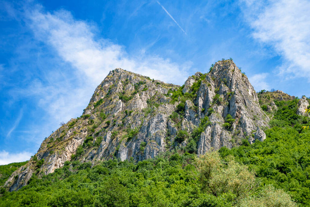 Canyon Matka en Macédoine du Nord belle vue avec rochers, arbres et arrière-plan coloré - Photo, image