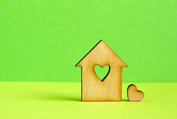Ξύλινο σπίτι με τρύπα με τη μορφή της καρδιάς, με μικρή καρδιά σε - Φωτογραφία, εικόνα