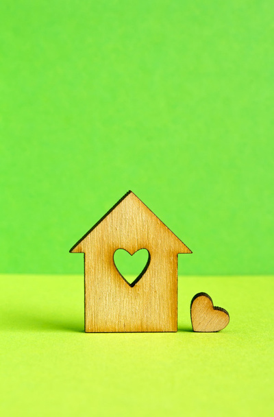 Maison en bois avec trou en forme de coeur avec peu de coeur sur
 - Photo, image