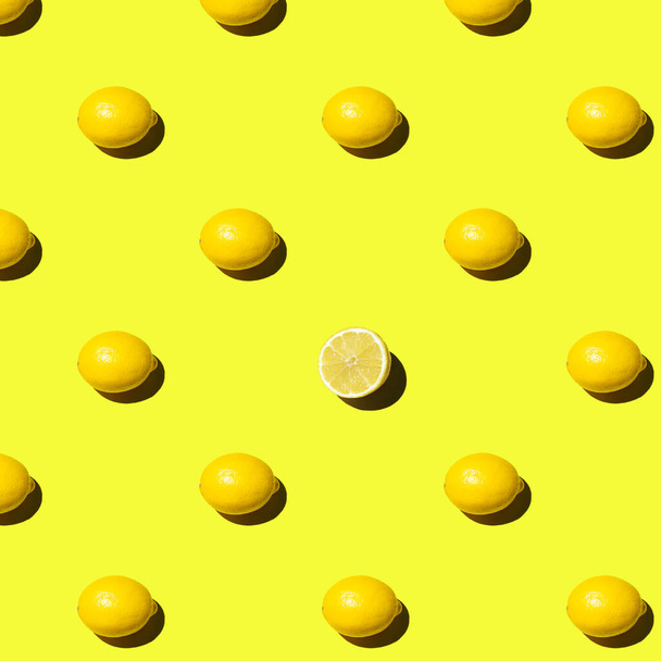 Modello senza cuciture limone intero fresco e un taglio su sfondo giallo - Foto, immagini