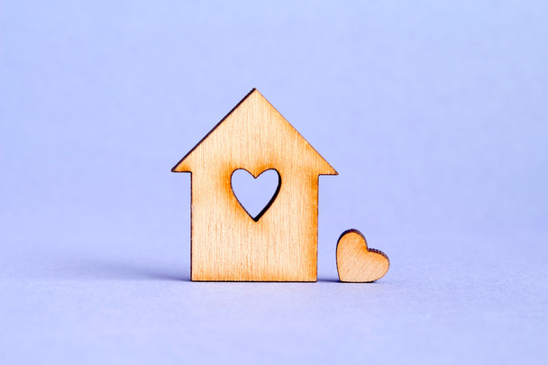 Ξύλινο σπίτι με τρύπα με τη μορφή της καρδιάς, με μικρή καρδιά σε - Φωτογραφία, εικόνα