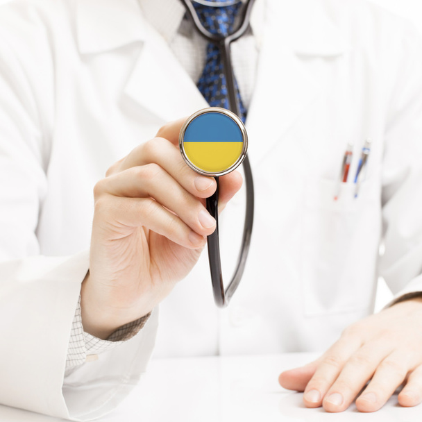 Доктор холдинг стетоскоп с флагом серии - Украина - Фото, изображение