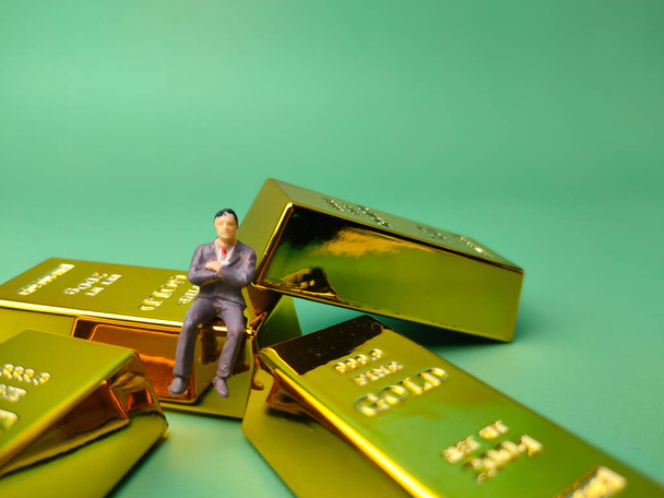 Barra de oro con personas en miniatura, Concepto de negocio y financiero - Foto, imagen