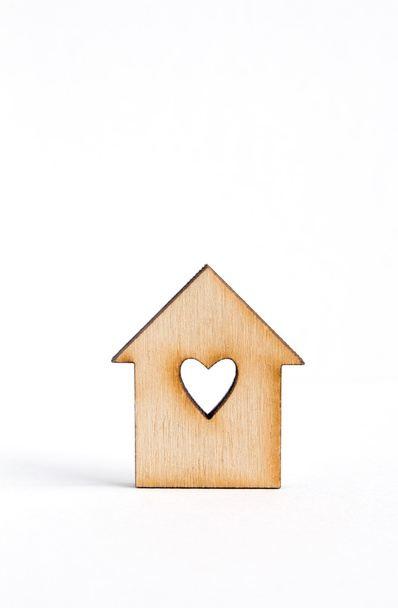 Fából készült ház, lyuk a formában szív fehér háttér - Fotó, kép