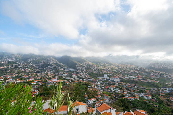 Vista desde la montaña a la ciudad de Funchal - Foto, imagen
