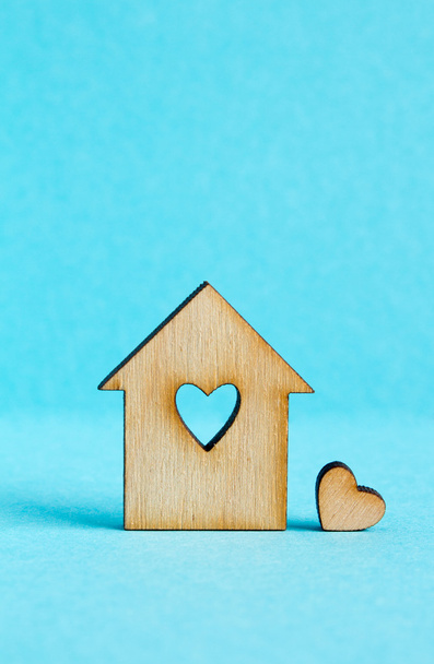 Casa de madera con agujero en forma de corazón con poco corazón en
 - Foto, Imagen