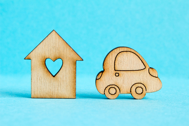 Утепленный дом с дыркой в виде сердца с автомобильной иконкой на blu
 - Фото, изображение