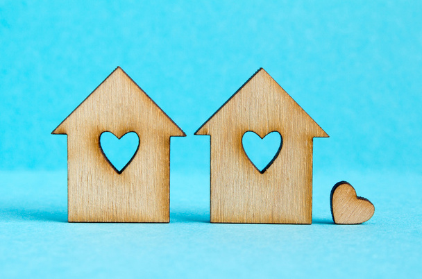 Due case in legno con foro a forma di cuore con poco hea
 - Foto, immagini