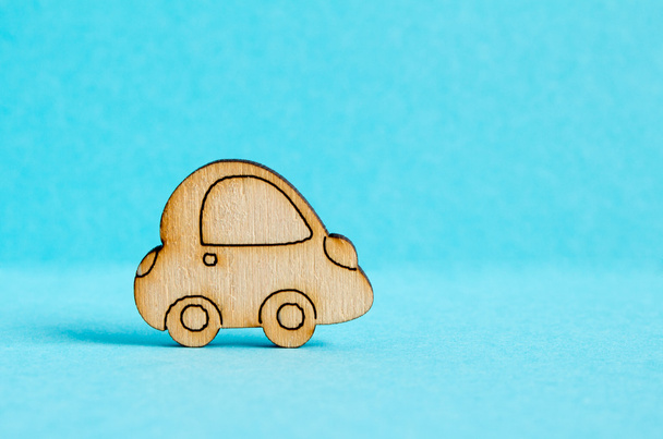Auto-Ikone aus Holz auf blauem Hintergrund - Foto, Bild