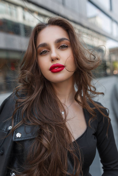 Cool divat szépség elegáns hölgy piros ajkak alkalmi ruhát bőr kabát séták szabadban a városban - Fotó, kép
