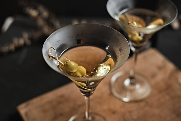 Martini cocktail with green olives, selective focu - Foto, afbeelding