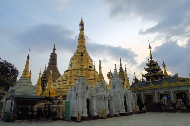 Schwedagon Pagoda, most important Buddhist temple in Burma - Foto, imagen