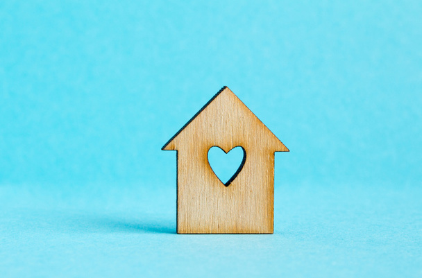 Maison en bois avec trou en forme de coeur sur fond bleu
 - Photo, image