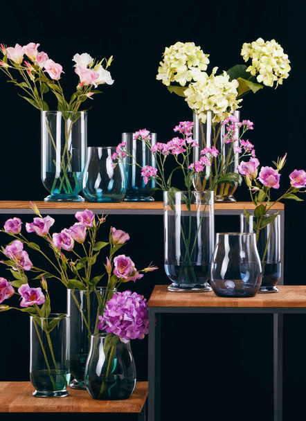 vase with flowers on a black background - Foto, Bild