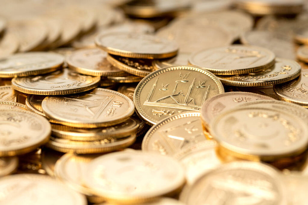 Pilhas de moedas de ouro da moeda paquistanesa simbolizam riqueza e prosperidade - Foto, Imagem