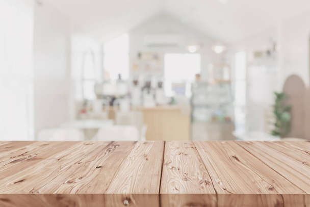 Dřevěný stůl na rozmazat kavárna pozadí čisté jasné světlo popředí Vysmívat se pro zobrazení produktů montáže - Fotografie, Obrázek