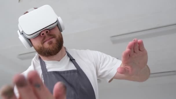 Realidade virtual, conceito de arte futurista. O artista usa óculos VR para criar uma imagem, no fundo de uma oficina branca. - Filmagem, Vídeo