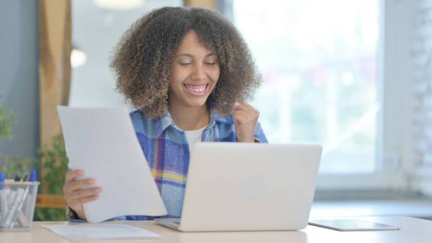 Νεαρή Αφρικανή Γιορτάζοντας την επιτυχία με Laptop και Έγγραφα, Σύμβαση - Φωτογραφία, εικόνα
