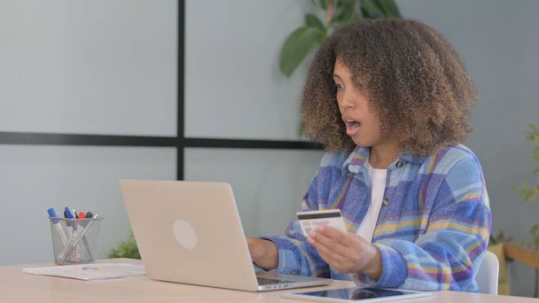 Afroamericana mujer molesta por fallo de pago en línea en el ordenador portátil - Foto, Imagen