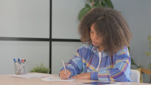 Mujer afroamericana haciendo papeleo, revisando documentos - Foto, Imagen