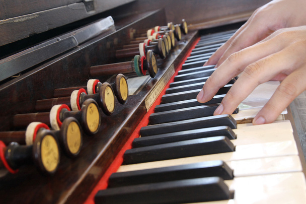 close up mano suonare pianoforte vintage
 - Foto, immagini