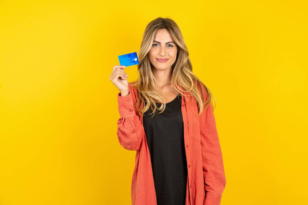 Photo of happy cheerful smiling positive MODEL recommend credit card - Φωτογραφία, εικόνα