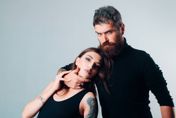 hairdresser and barbershop. tattoo salon. male beard care. hipster man with sexy girl. relationship. fashion couple. couple in love. brutal bearded man and woman with tattoo. hipster couple. - Zdjęcie, obraz