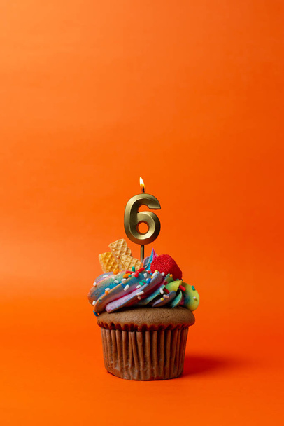 pastel de cumpleaños con número - cupcake sobre fondo naranja con velas de cumpleaños - Foto, Imagen