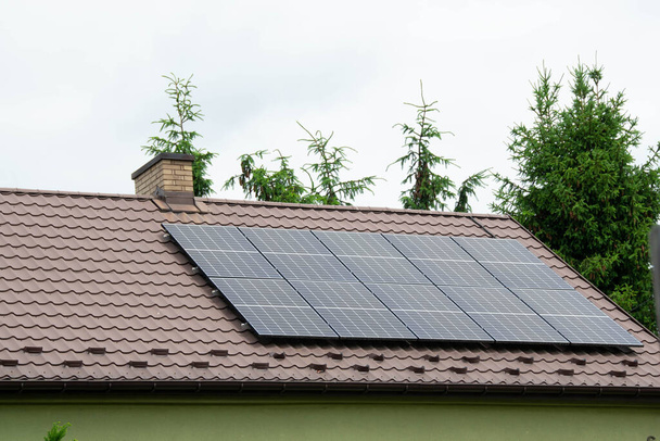 Instalace solární buňky na střeše. Solární panely na střeše. Historický statek s moderními solárními panely na střeše a stěně. Kvalitní fotografie - Fotografie, Obrázek