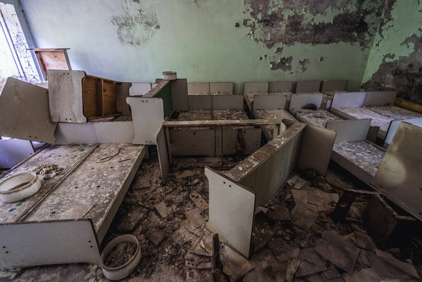 Letti nella scuola materna Cheburashka a Pripyat città abbandonata nella zona di esclusione di Chernobyl, Ucraina - Foto, immagini