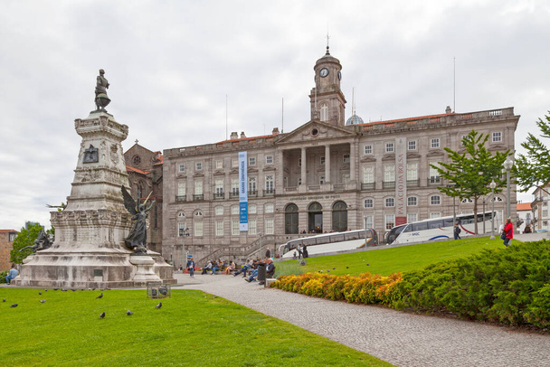 Porto, Portugal - 03 juin 2018 : Monument à l'Infante Dom Henrique en face du Palais de la Bourse, un bâtiment historique dans la vieille ville. - Photo, image