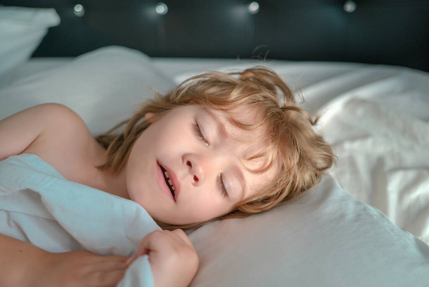 Sleeping kids in bed. Six years old Kid sleep in bed - Valokuva, kuva