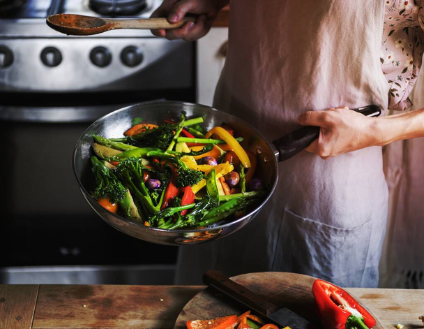 žena vaření restované zeleniny - Fotografie, Obrázek