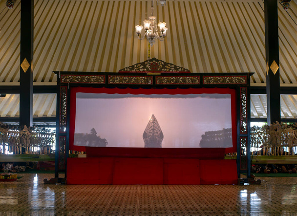 Bühne der Wayang-Kulit- oder Schattenpuppen im Yogyakarta-Palast, Indonesien - Foto, Bild