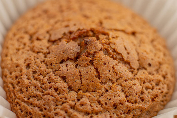 Suklaamuffinit on tehty. Muffinit suklaatäytteellä - Valokuva, kuva