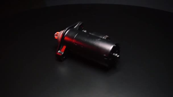arrancador negro viejo para encender el motor en un coche después de la reparación - Metraje, vídeo