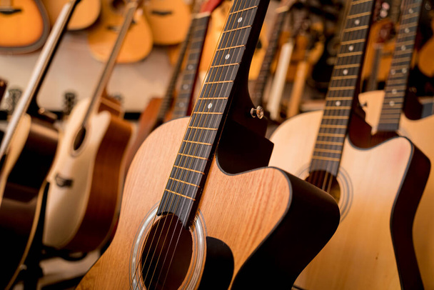 Mnoho řad klasických kytar v hudebním obchodě. - Fotografie, Obrázek