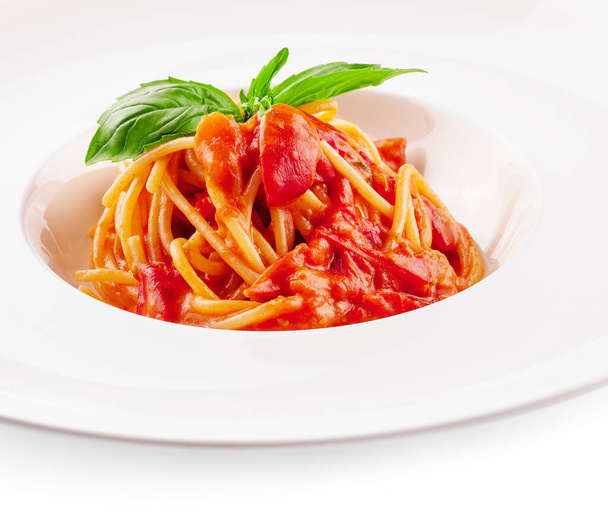 Spaghetti with tomato sauce and cherry tomatoes with basil - Foto, Imagen