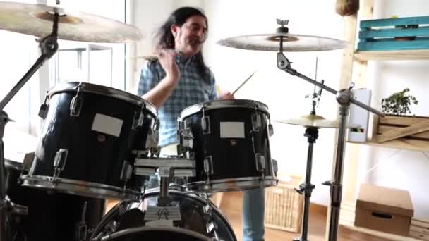 μακριά μαλλιά rocker άνθρωπος παίζει τύμπανα στο στούντιο ηχογράφησης - Πλάνα, βίντεο