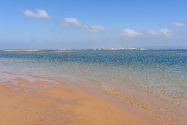 Praia na ilha deserta no parque natural do estuário da Formosa na região algarvia, Portugal - Foto, Imagem
